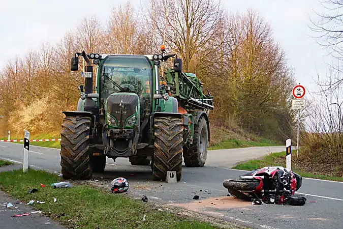 Motorradfahrerin bei Crash mit Traktor schwer verletzt – Rettungshubschrauber im Einsatz