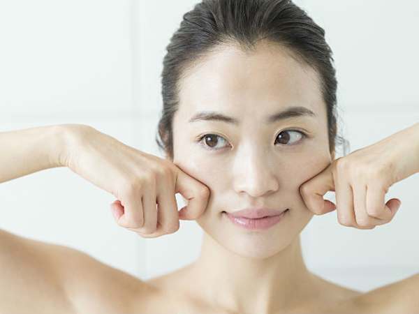 美容液で小顔に?理想のフェイスラインを手に入れる話題の美顔術