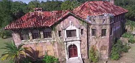 [Pics] Young Couple Accidentally Bid On The Wrong House And
        Ended Up With A Mansion