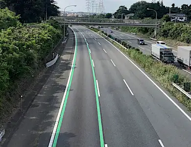 高速道路の車線に「緑色の実線」初登場 踏んでいいの？ その意味とは
