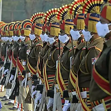 Η Ινδία επιδεικνύει τη στρατιωτική της ανδρεία στην παρέλαση της Ημέρας της Δημοκρατίας με μεγαλοπρέπεια και τελετή