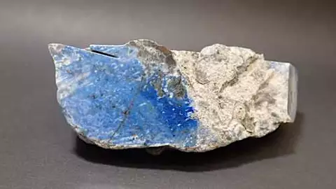 宝石「ラピスラズリ」産出を新潟・糸魚川で確認　国内初、世界でも限定的…愛好家が収集