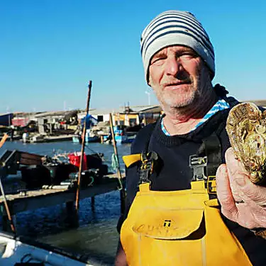 French oyster farmer deters poachers with ingenious anti-theft scheme
