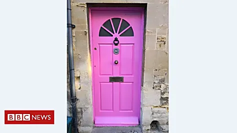 Ο ιδιοκτήτης του σπιτιού είπε να αλλάξει ροζ πόρτα