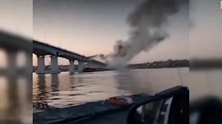 El momento en que fuerzas ucranianas bombardean un puente estratégico en Jersón