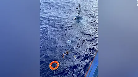 Así rescataron a navegante aferrado a su bote en Florida