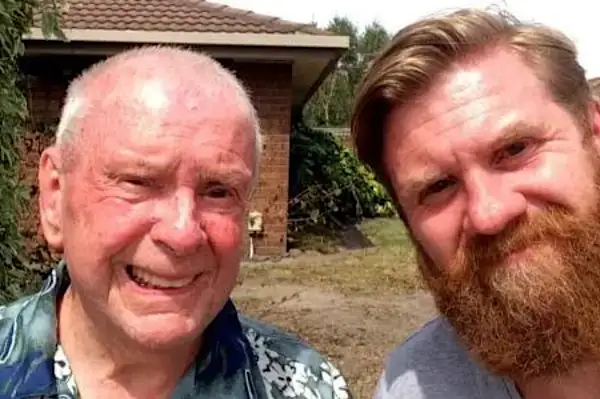 [Historia] Lleva a papá a una residencia, vende la casa; al volver, ocurre esto...