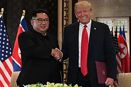 Donald Trump e Kim Jong-un assinam acordo de desnuclearização