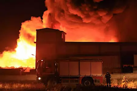 Φωτιά σε εργοστάσιο στα Μέγαρα - Ήχησε το 112 για την αποπνικτική ατμόσφαιρα