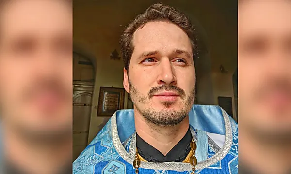 Ένας ρώσος ιερέας έχει εκδιωχθεί αφού η σύζυγός του πήρε μέρος σε εκδήλωση ομορφιάς, αναφέρουν οι κρατικές ειδήσεις