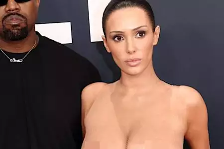 Η Bianca Censori φοράει το πιο παράλογα μικροσκοπικό μπικίνι που έχει φορέσει ποτέ Η Bianca Censori φοράει το πιο παράλογα μικροσκοπικό μπικίνι που έχει φορέσει ποτέ
