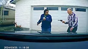 Un hombre de 81 años le dispara a una mujer pensando que era parte de una estafa | Video