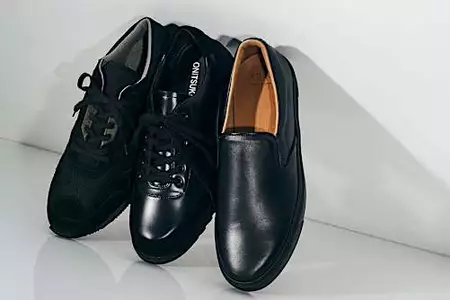 スーツやビジカジに合わせたい 最新の黒スニーカー３選