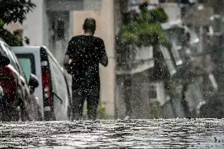 Η κακοκαιρία «χτυπά» από τα ξημερώματα: Πώς θα κινηθεί τις επόμενες ώρες - Οι «κόκκινες» περιοχές