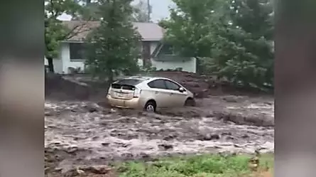 El momento en que una inundación arrastra un auto | Video