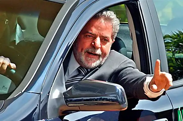 [Fotos] Aos 75 anos, esse é o carro que Lula da Silva dirige