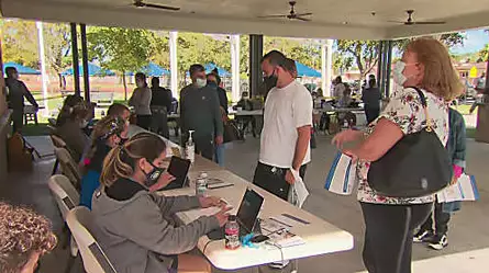 En Miami pasan horas en fila por una tarjeta de regalo ante posible demora del dinero del paquete de alivio | Video