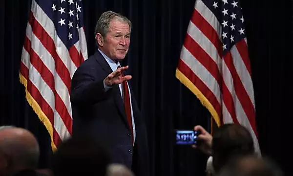 Γιατί ο George W. Bush σπαταλάει τη μη αμαρτία του;
