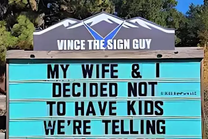 10 Funny Pun Signs That Will Make You Crack Up