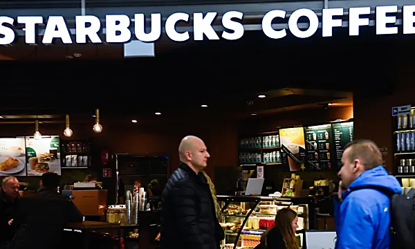 Ya no puedes llenar tu propia taza de café en Starbucks debido al coronavirus