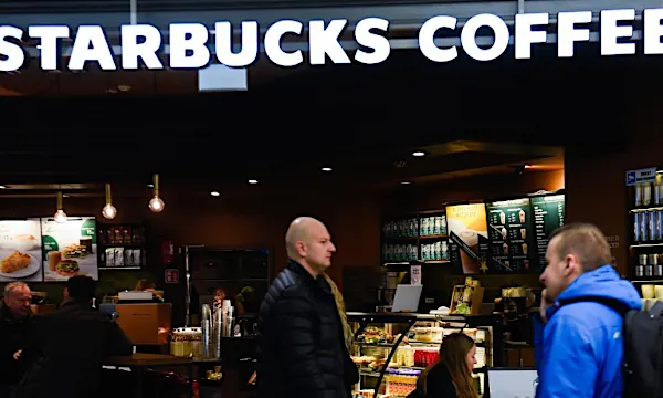 Ya no puedes llenar tu propia taza de café en Starbucks debido al coronavirus