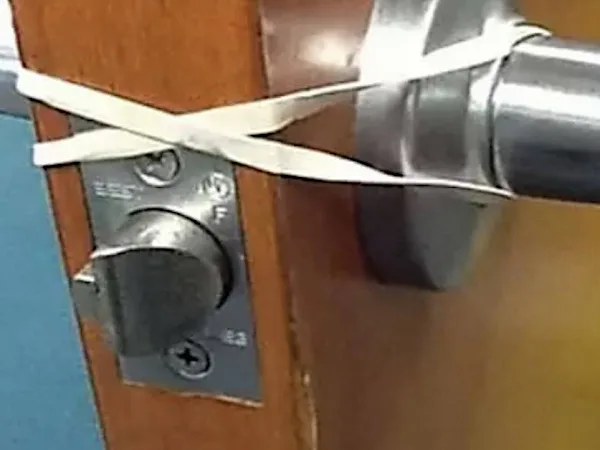 [Gallery] Always Place A Rubber Band On Door Knob When Alone, Here's Why