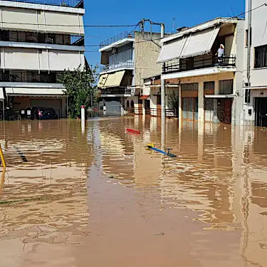 Λάρισα: Απέραντη λίμνη έγινε περιοχή στη συνοικία Ν. Σμύρνη (φωτ.)