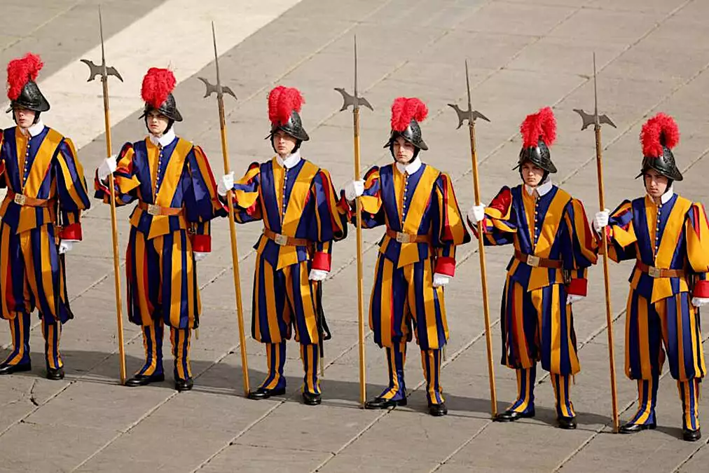 Élection du pape : quel est le salaire d’un garde suisse ?