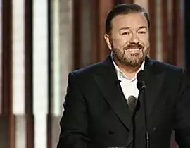 Chi è Ricky Gervais, il comico che ha deriso i divi di Hollywood ai Golden Globe
