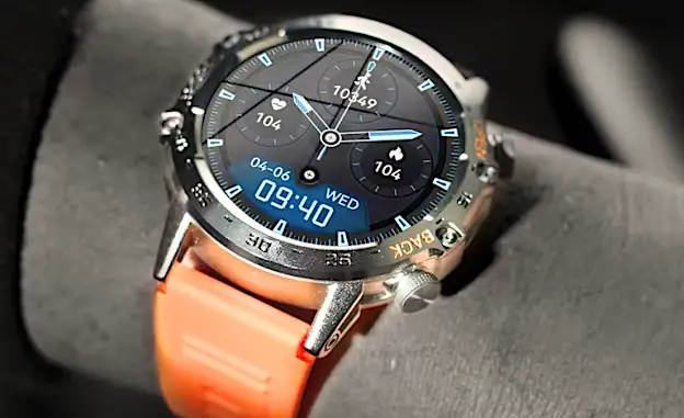Gli anziani sono entusiasti del nuovo smartwatch che si prende cura di loro così straordinariamente