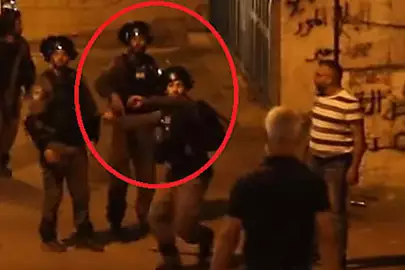 WATCH: Η Αστυνομία του Ισραήλ εκσφενδονίζει τη χειροβομβίδα σε δημοσιογράφους κατά τη διάρκεια νυχτερινών επιδρομών στην Ανατολική Ιερουσαλήμ