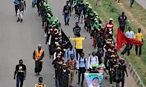 Nigerian army fire live rounds to disperse Shiite protesters