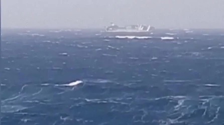 Mira el momento en el que se hunde un barco de carga en el Golfo Pérsico