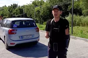 这位乌克兰退伍军人失去了四肢，现在又能开车了