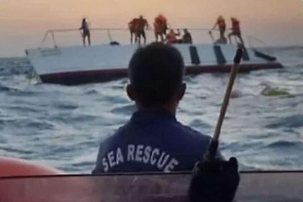 27 tourists and 3 crew members rescued after boat capsizes off Pattaya
