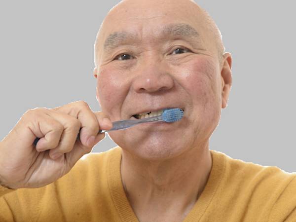 「歯の白さ半端ないって」黄ばんだ歯専用の高級歯磨き粉が凄い