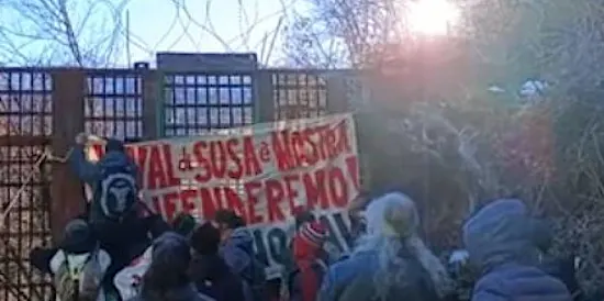 Δεν έχει επιστρέψει βία στον Tav: προσβολές και πέτρες εναντίον αστυνομικών