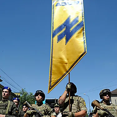 Το σύνταγμα του Αζόφ βρίσκεται στο επίκεντρο του προπαγανδιστικού πολέμου της Ουκρανίας