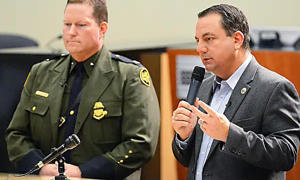 Ο δήμαρχος της Αριζόνα δηλώνει έκτακτη ανάγκη για εισροή μεταναστών