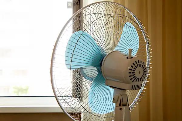 Pourquoi certains mettent le ventilateur face à la fenêtre ? Ils ont bien raison quand on connaît l'astuce