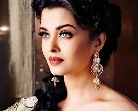 Aishwarya Rai Bachchan breaks down during national anthem. Watch video