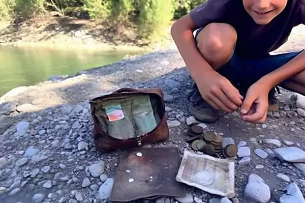 Αυτός ο 11χρονος αγόρι βρήκε μια παλιά τσάντα με ένα απίστευτο μυστήριο!