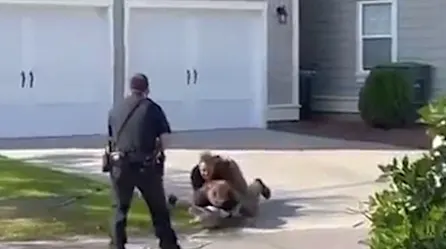 Una policía inmoviliza a un caimán que se acechaba una escuela primaria en Carolina del Sur