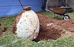 [Fotos] Homem compra casa nova, e o seu instinto lhe diz para cavar um buraco no quintal