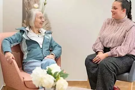 Η 18χρονη που ζει «δωρεάν» σε γηροκομείο: «Έχω μέχρι και πρόσβαση στην πισίνα» Η 18χρονη που ζει «δωρεάν» σε γηροκομείο: «Έχω μέχρι και πρόσβαση στην πισίνα»