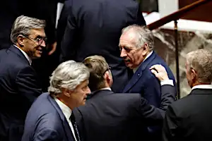 Η γαλλική κυβέρνηση ανατράπηκε με ψήφο εμπιστοσύνης, ο Μακρόν θα διορίσει νέο πρωθυπουργό «τις επόμενες ημέρες»