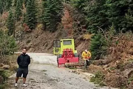 Οι κάτοικοι του Ασπροποτάμου πήραν την κατάσταση στα χέρια τους - Μάχη με πεσμένα έλατα και βράχια για να ανοίξουν τους δρόμους Οι κάτοικοι του Ασπροποτάμου πήραν την κατάσταση στα χέρια τους - Μάχη με πεσμένα έλατα και βράχια για να ανοίξουν τους δρόμους