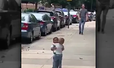O abraço entre duas crianças que comoveu as redes O abraço entre duas crianças que comoveu as redes