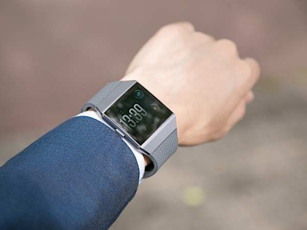 睡眠の質に向き合ってみた！注目デバイス「Fitbit」と機能性表示食品のドリンク