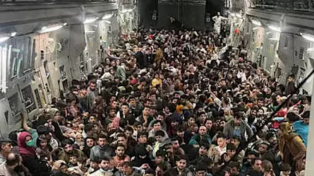 La reacción del controlador aéreo por el avión con refugiados